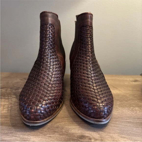 JOURNEE COLLECTION Womens Brown Skyller Almond Block Heel Leather Booties 10 - Picture 2 of 14